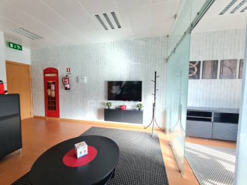 Escritório - vista rio, wc privado, mobília, estacionamento