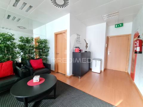 Escritório - vista rio, wc privado, mobília, estacionamento