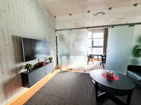 Escritório - vista rio, wc privado, mobília, estacionamento