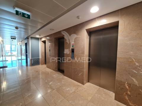 Escritório - vista rio, wc privado, mobília, estacionamento