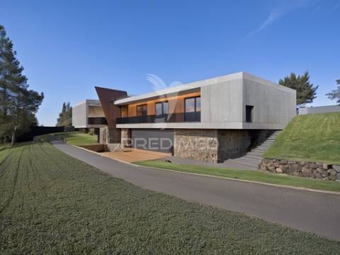 Moradia com terreno e projeto aprovado