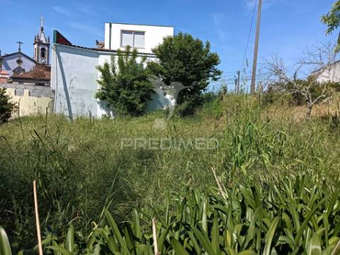 Moradia com terreno e projeto aprovado
