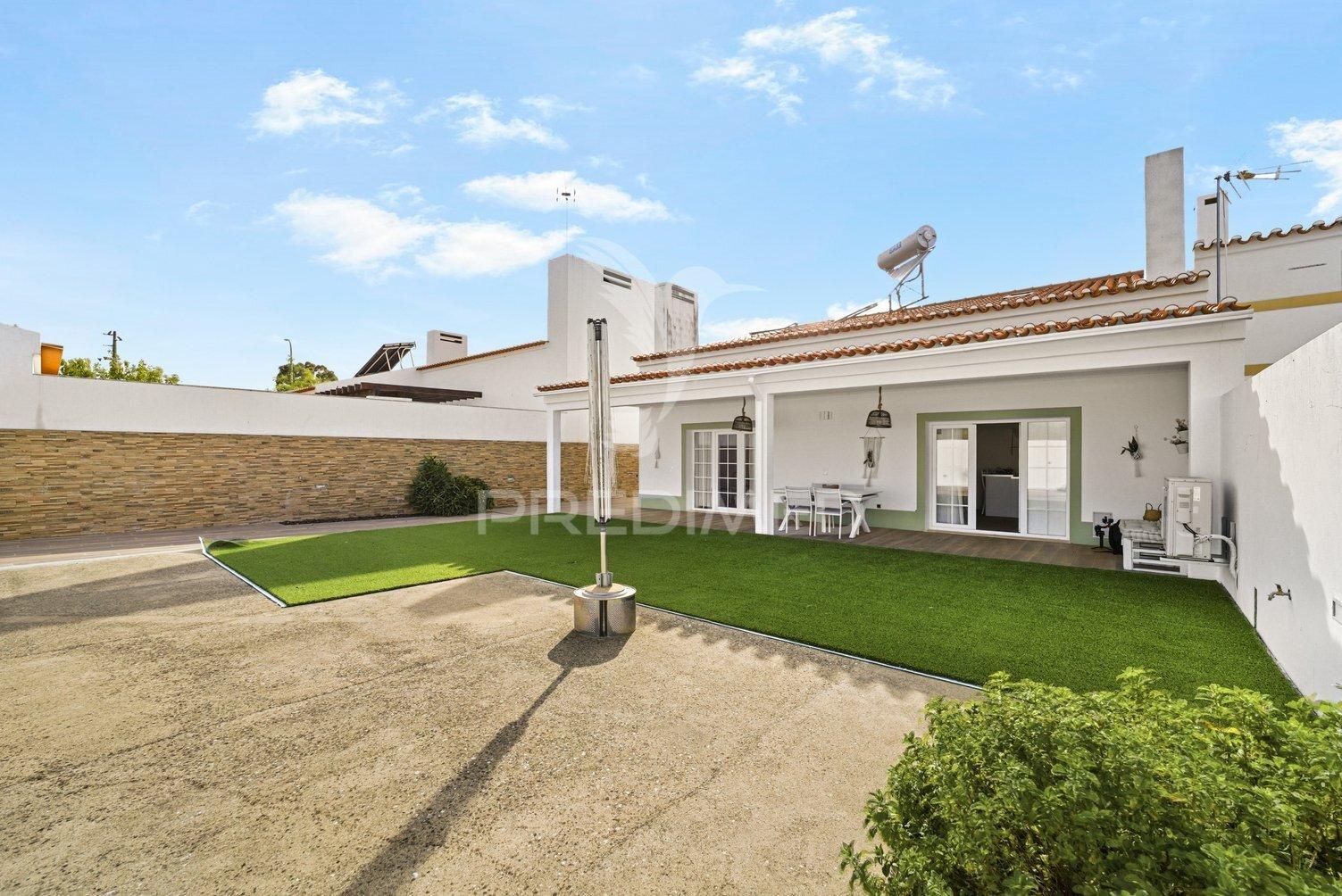 Moradia t3 com espaço exterior em entradas, concelho de castro verde.