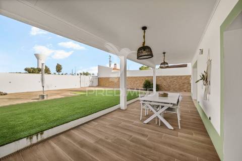 Moradia t3 com espaço exterior em entradas, concelho de castro verde.