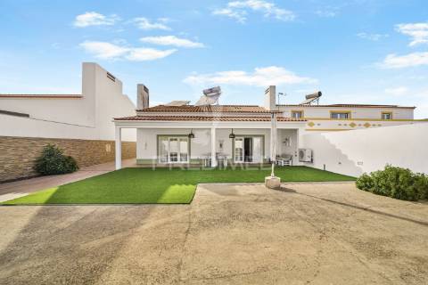 Moradia t3 com espaço exterior em entradas, concelho de castro verde.