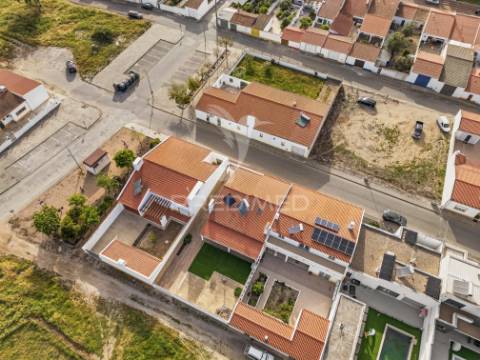 Moradia t3 com espaço exterior em entradas, concelho de castro verde.