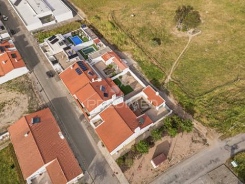 Moradia t3 com espaço exterior em entradas, concelho de castro verde.