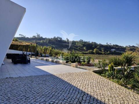 Moradia moderna com piscina e vistas sobre a natureza