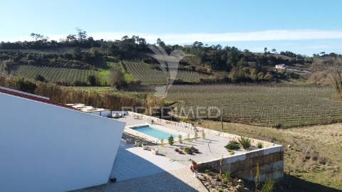 Moradia moderna com piscina e vistas sobre a natureza