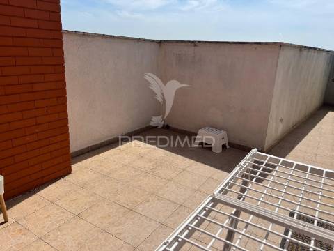 T1 duplex com terraço privado na charneca da caparica
