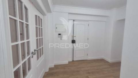 Apartamento t3 totalmente remodelado, situado na prestigiada estrada da luz, uma das zonas residenciais mais valorizadas e procuradas de lisboa.