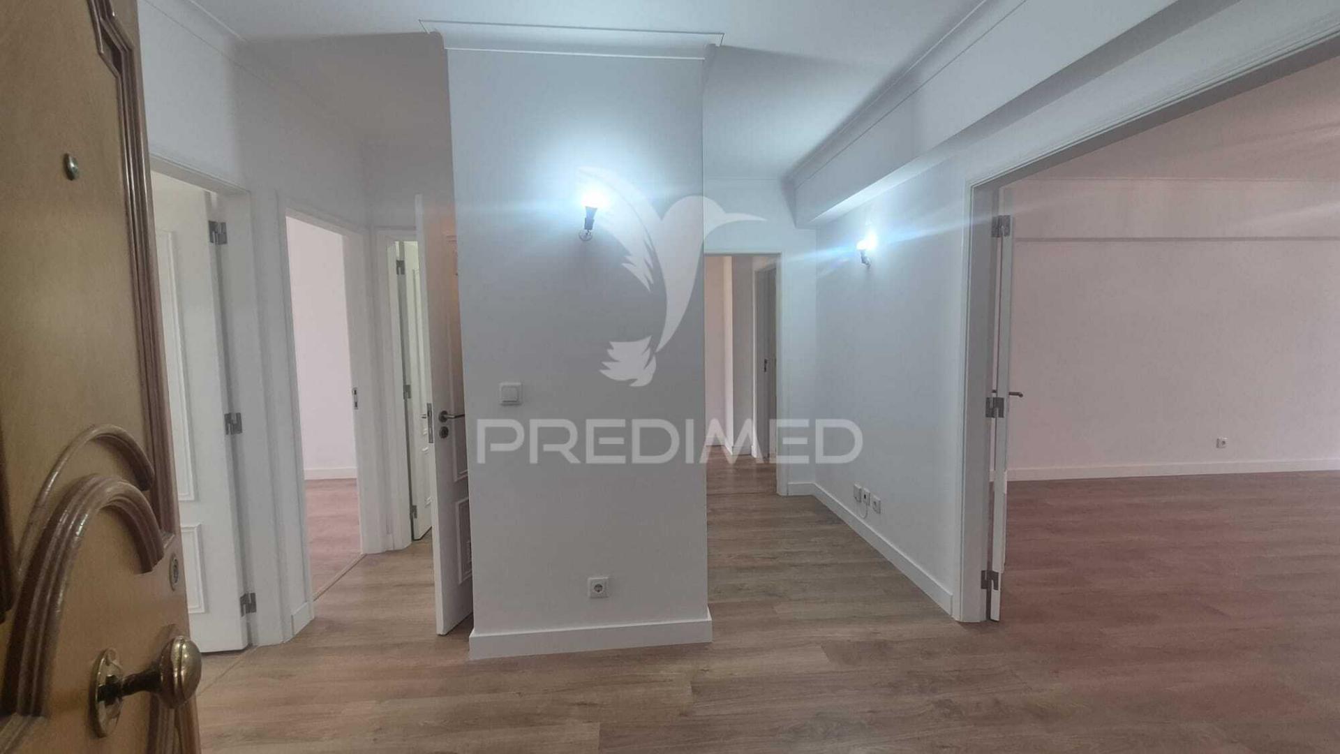 Apartamento t3 totalmente remodelado, situado na prestigiada estrada da luz, uma das zonas residenciais mais valorizadas e procuradas de lisboa.