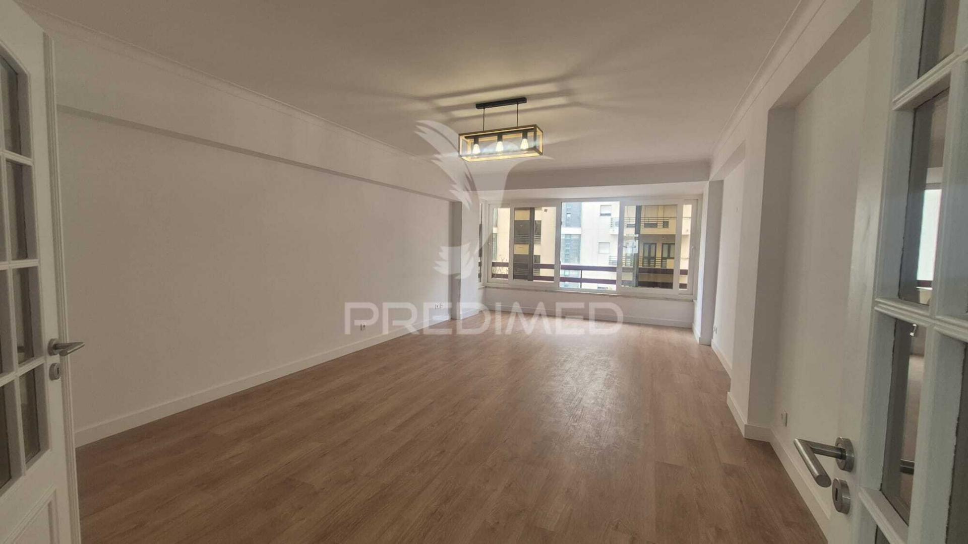 Apartamento t3 totalmente remodelado, situado na prestigiada estrada da luz, uma das zonas residenciais mais valorizadas e procuradas de lisboa.