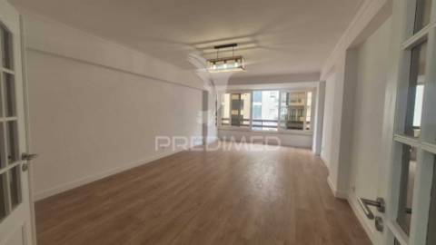 Apartamento t3 totalmente remodelado, situado na prestigiada estrada da luz, uma das zonas residenciais mais valorizadas e procuradas de lisboa.