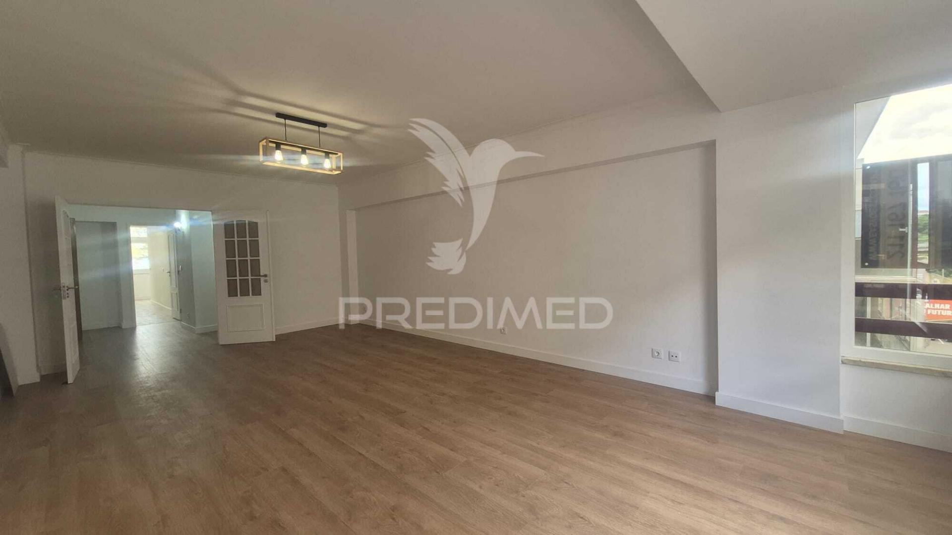 Apartamento t3 totalmente remodelado, situado na prestigiada estrada da luz, uma das zonas residenciais mais valorizadas e procuradas de lisboa.