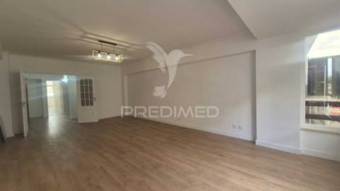 Apartamento t3 totalmente remodelado, situado na prestigiada estrada da luz, uma das zonas residenciais mais valorizadas e procuradas de lisboa.