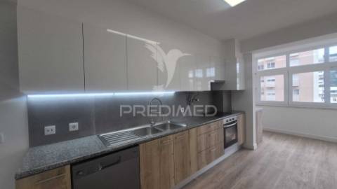 Apartamento t3 totalmente remodelado, situado na prestigiada estrada da luz, uma das zonas residenciais mais valorizadas e procuradas de lisboa.