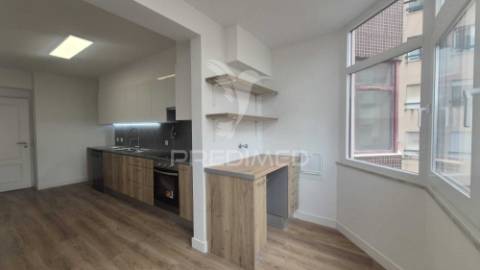 Apartamento t3 totalmente remodelado, situado na prestigiada estrada da luz, uma das zonas residenciais mais valorizadas e procuradas de lisboa.
