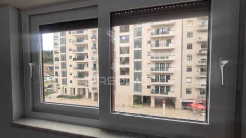 Apartamento t3 totalmente remodelado, situado na prestigiada estrada da luz, uma das zonas residenciais mais valorizadas e procuradas de lisboa.