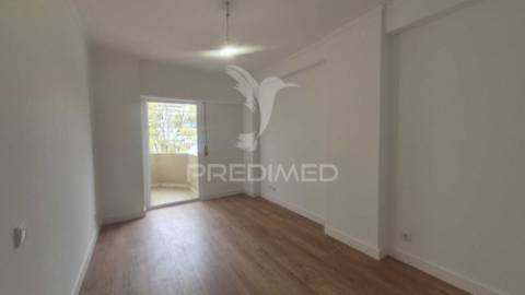 Apartamento t3 totalmente remodelado, situado na prestigiada estrada da luz, uma das zonas residenciais mais valorizadas e procuradas de lisboa.