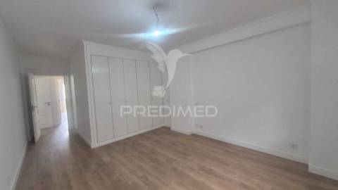 Apartamento t3 totalmente remodelado, situado na prestigiada estrada da luz, uma das zonas residenciais mais valorizadas e procuradas de lisboa.