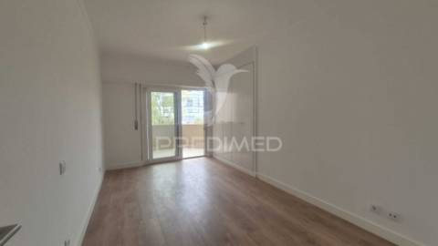 Apartamento t3 totalmente remodelado, situado na prestigiada estrada da luz, uma das zonas residenciais mais valorizadas e procuradas de lisboa.