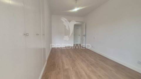 Apartamento t3 totalmente remodelado, situado na prestigiada estrada da luz, uma das zonas residenciais mais valorizadas e procuradas de lisboa.