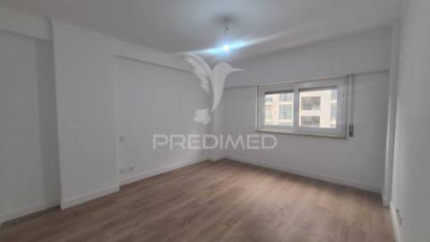 Apartamento t3 totalmente remodelado, situado na prestigiada estrada da luz, uma das zonas residenciais mais valorizadas e procuradas de lisboa.
