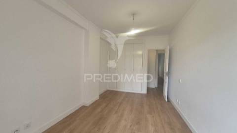 Apartamento t3 totalmente remodelado, situado na prestigiada estrada da luz, uma das zonas residenciais mais valorizadas e procuradas de lisboa.
