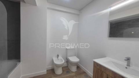 Apartamento t3 totalmente remodelado, situado na prestigiada estrada da luz, uma das zonas residenciais mais valorizadas e procuradas de lisboa.