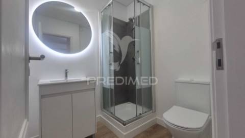 Apartamento t3 totalmente remodelado, situado na prestigiada estrada da luz, uma das zonas residenciais mais valorizadas e procuradas de lisboa.