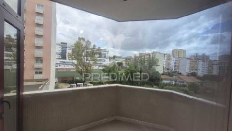 Apartamento t3 totalmente remodelado, situado na prestigiada estrada da luz, uma das zonas residenciais mais valorizadas e procuradas de lisboa.