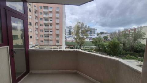 Apartamento t3 totalmente remodelado, situado na prestigiada estrada da luz, uma das zonas residenciais mais valorizadas e procuradas de lisboa.