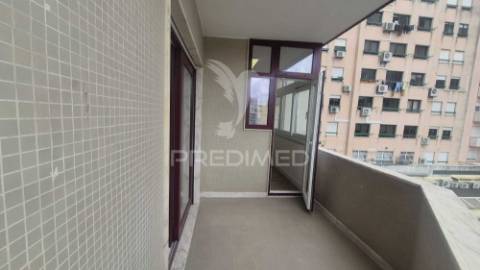 Apartamento t3 totalmente remodelado, situado na prestigiada estrada da luz, uma das zonas residenciais mais valorizadas e procuradas de lisboa.