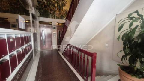 Apartamento t3 totalmente remodelado, situado na prestigiada estrada da luz, uma das zonas residenciais mais valorizadas e procuradas de lisboa.