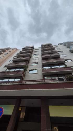 Apartamento t3 totalmente remodelado, situado na prestigiada estrada da luz, uma das zonas residenciais mais valorizadas e procuradas de lisboa.