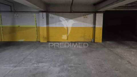 Apartamento t3 totalmente remodelado, situado na prestigiada estrada da luz, uma das zonas residenciais mais valorizadas e procuradas de lisboa.