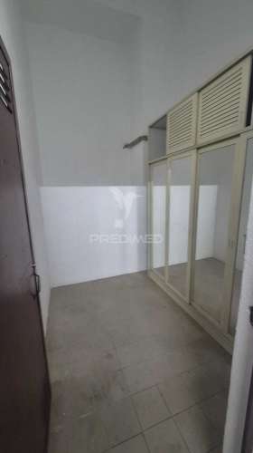 Apartamento t3 totalmente remodelado, situado na prestigiada estrada da luz, uma das zonas residenciais mais valorizadas e procuradas de lisboa.
