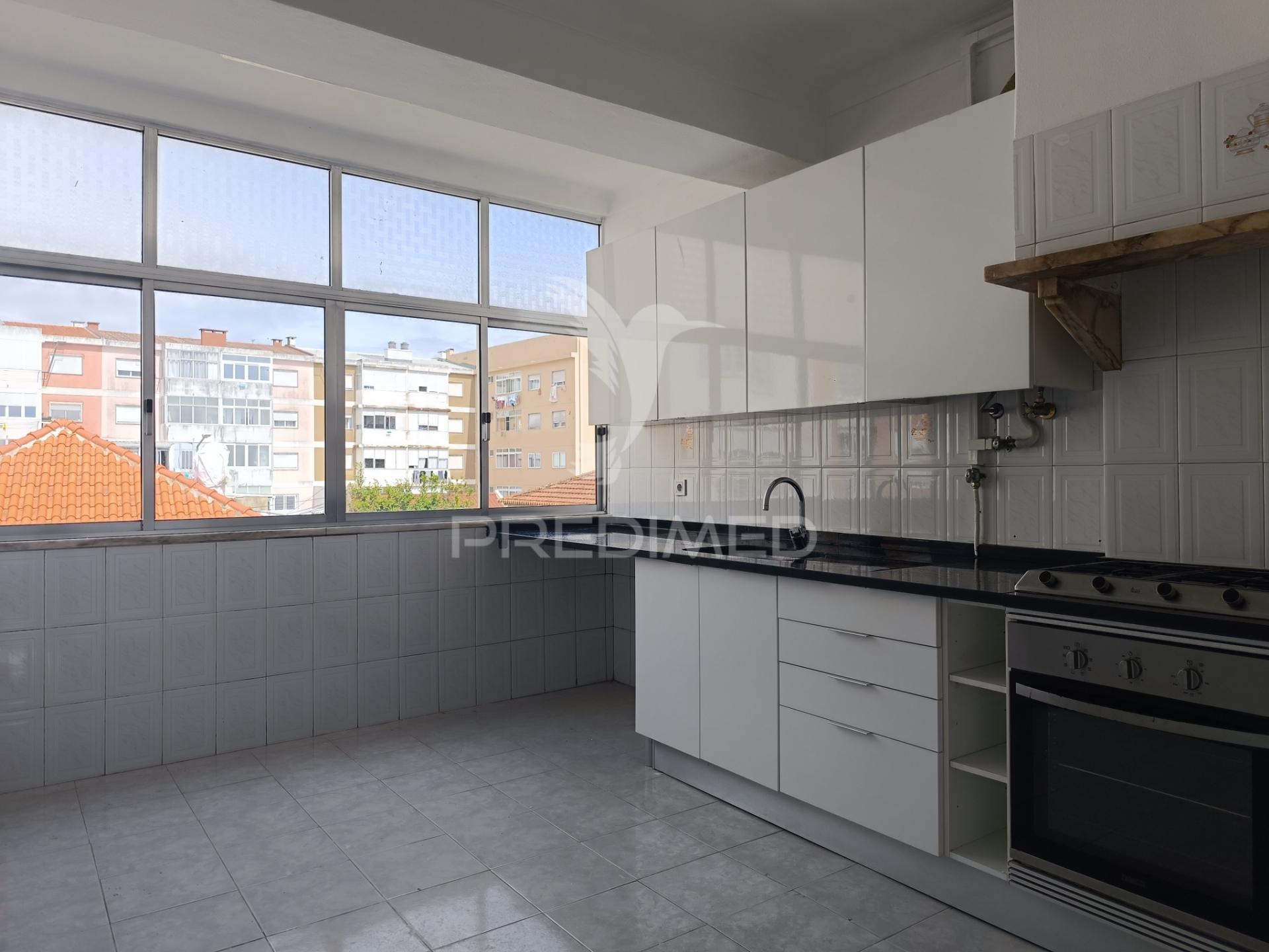 Apartamento t2 junto à estação em agualva