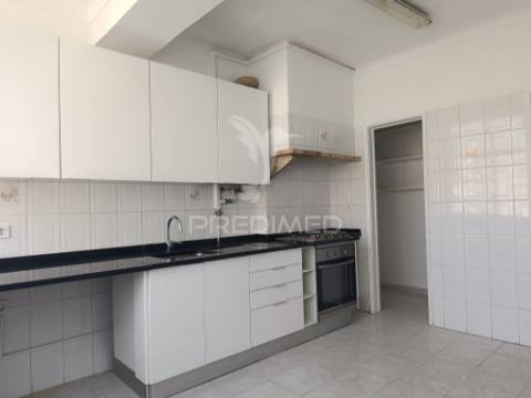 Apartamento t2 junto à estação em agualva