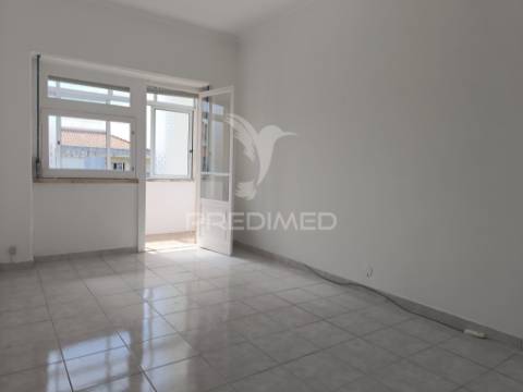Apartamento t2 junto à estação em agualva