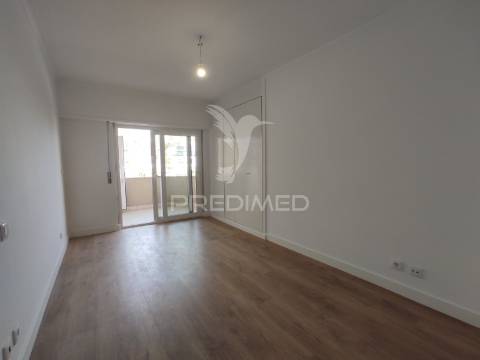 Apartamento t3 nas laranjeiras totalmente remodelado