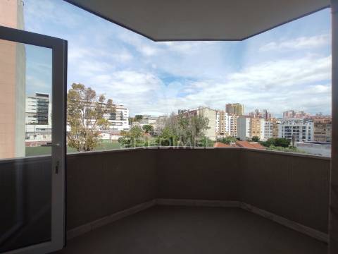 Apartamento t3 nas laranjeiras totalmente remodelado