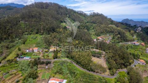 Terreno com potencial de construção em ambiente natural único – santo antónio da serra, ilha madeira