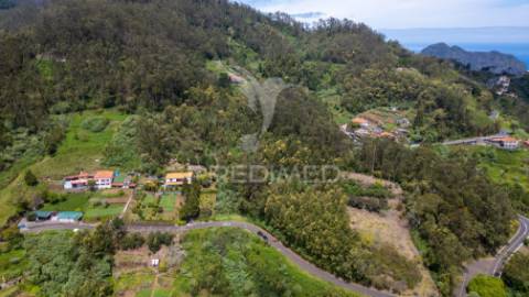 Terreno com potencial de construção em ambiente natural único – santo antónio da serra, ilha madeira