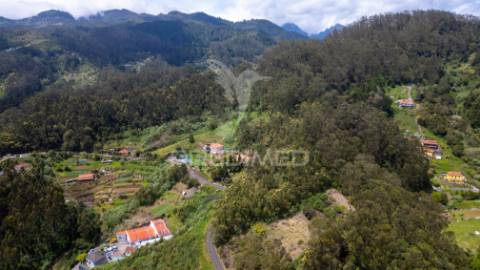 Terreno com potencial de construção em ambiente natural único – santo antónio da serra, ilha madeira