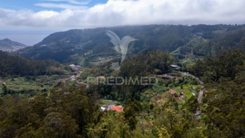 Terreno com potencial de construção em ambiente natural único – santo antónio da serra, ilha madeira
