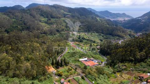 Terreno com potencial de construção em ambiente natural único – santo antónio da serra, ilha madeira