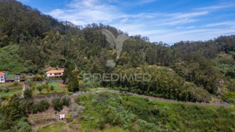 Terreno com potencial de construção em ambiente natural único – santo antónio da serra, ilha madeira