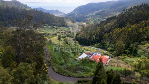 Terreno com potencial de construção em ambiente natural único – santo antónio da serra, ilha madeira